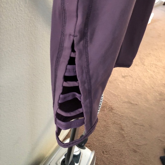 Lavender Capri Yoga Pant with cutout design S - Picture 5 of 5